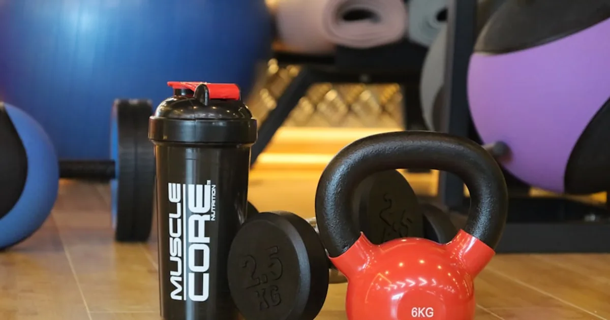 Batido de proteína whey con bote y cuchara medidora para deportistas