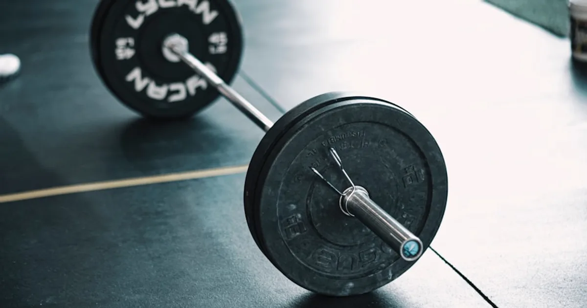 Atleta corrigiendo técnica en CrossFit para evitar errores comunes