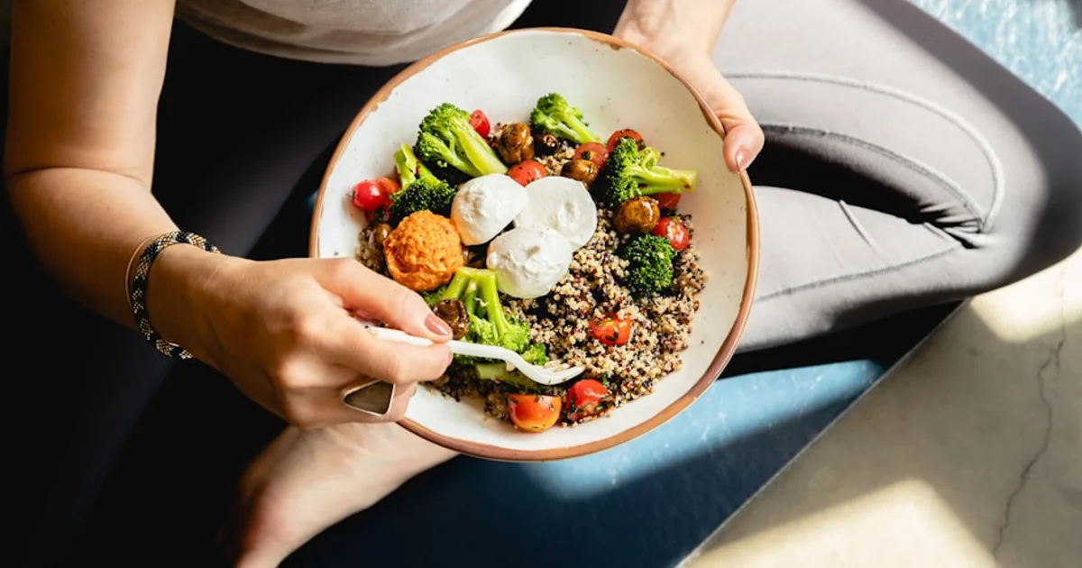 Comida de recuperación post-entrenamiento con proteína y carbohidratos