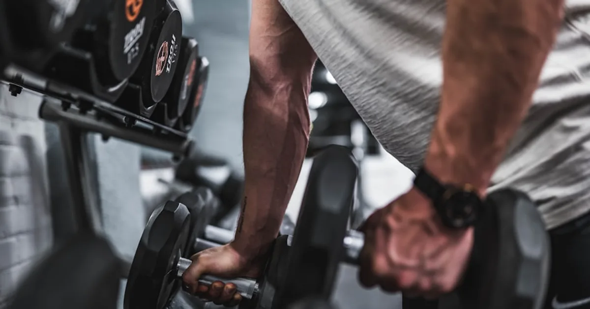 Deportista en proceso de definición muscular perdiendo grasa sin perder músculo