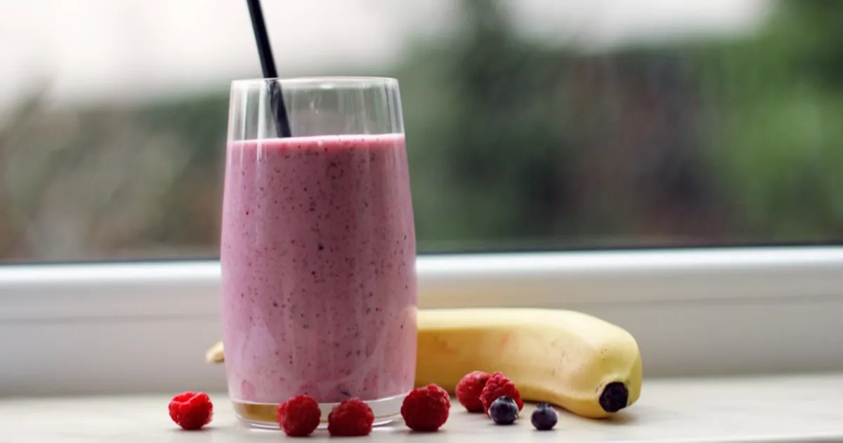 Batido proteico casero con ingredientes naturales para deportistas