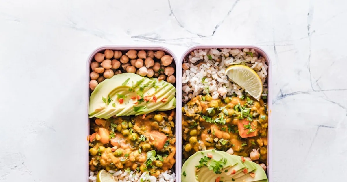 Meal prep semanal para CrossFit con tuppers de pollo, arroz y verduras