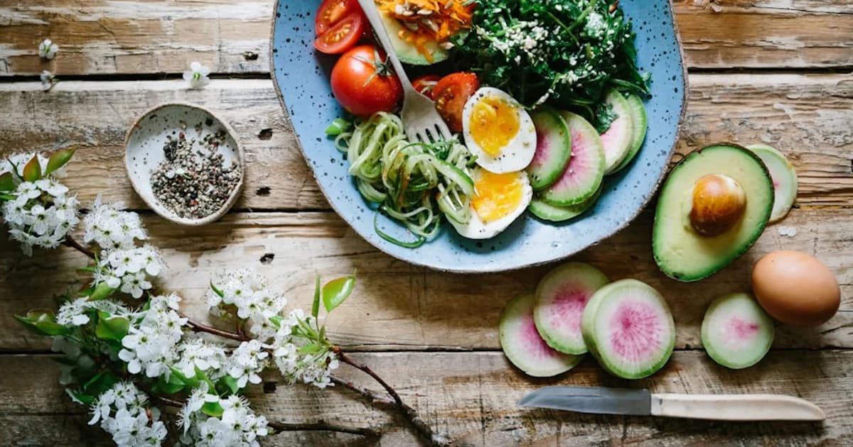 Recetas keto altas en proteína para deportistas: huevos, aguacate y carne