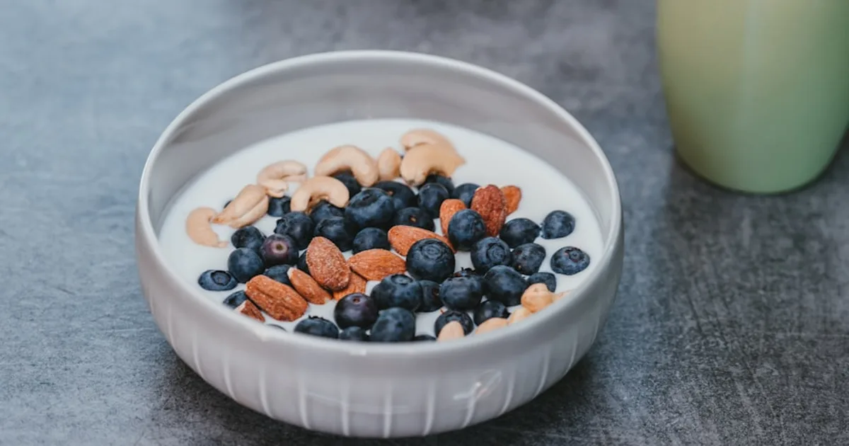 Snacks proteicos para deportistas: huevos duros, queso, frutos secos y yogur